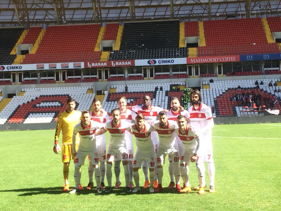 SADECE O FUTBOLCU KALDI