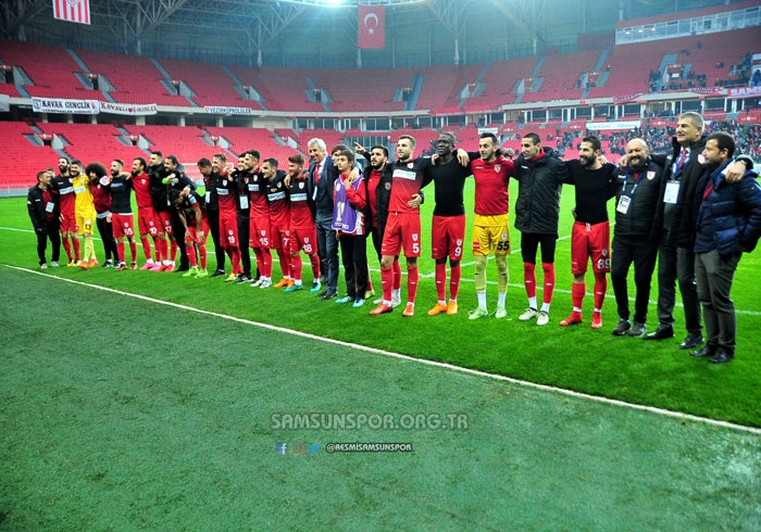 2 FUTBOLCU GÖRÜŞME ODASINA
