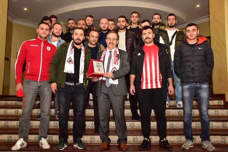 Başkan Zihni Şahin’e Kırmızı-Beyaz destek
