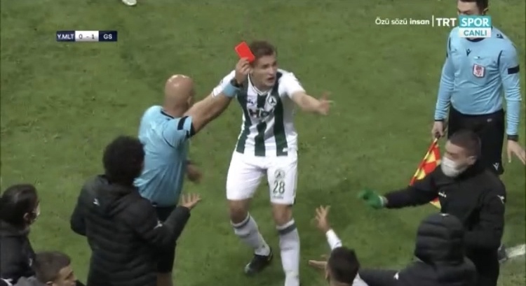 GİRESUN’DA KIRMIZI KARTLAR HAVADA UÇTU