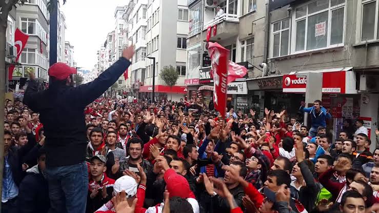 Çiftlik Caddesine Dev Samsunspor Bayrağı Asıldı