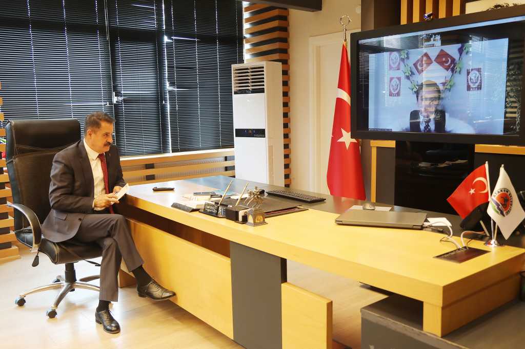 Başkan Deveci makamını minik başkan Meşhur’a telekonferansla devretti