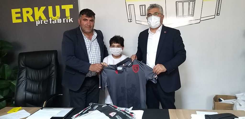 Başkan Aksu’dan anlamlı hamle, “O formalar, ihtiyaç sahibi çocuklara…”