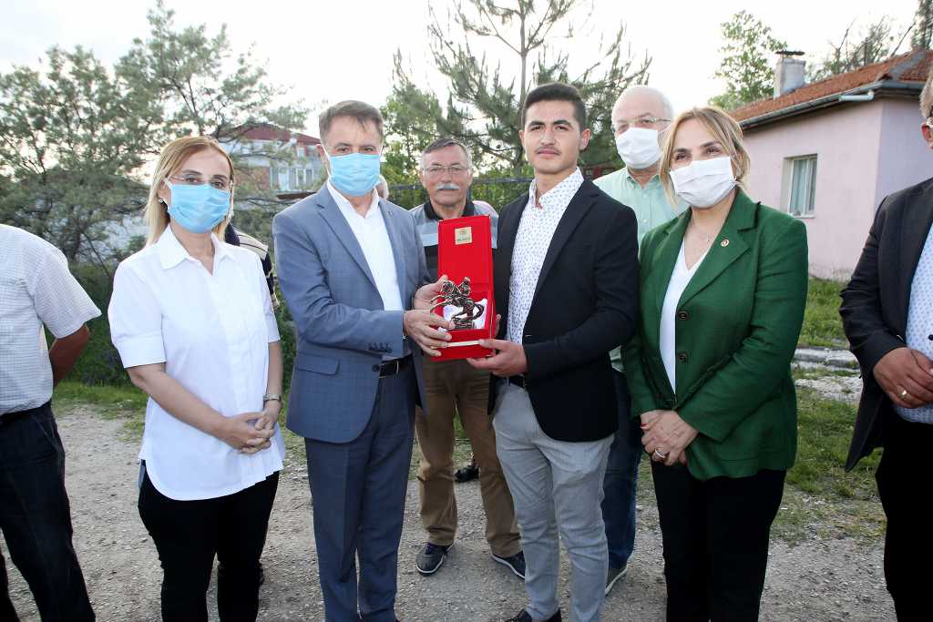 Başkan Deveci’den ‘en genç muhtara’ ziyaret