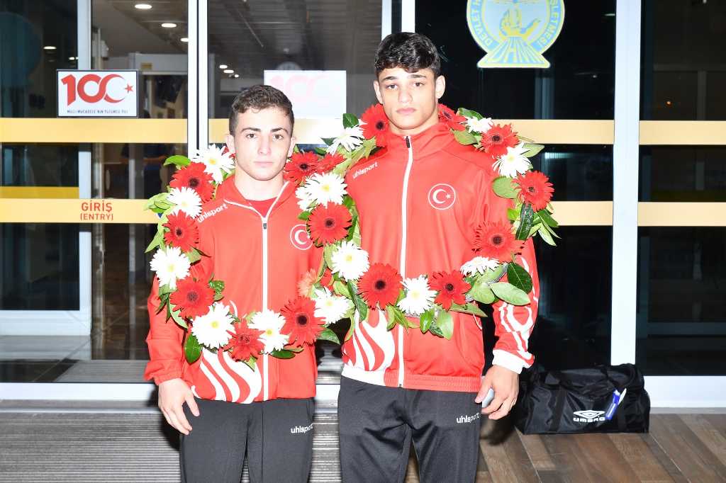 Şampiyonlara çiçekli karşılama