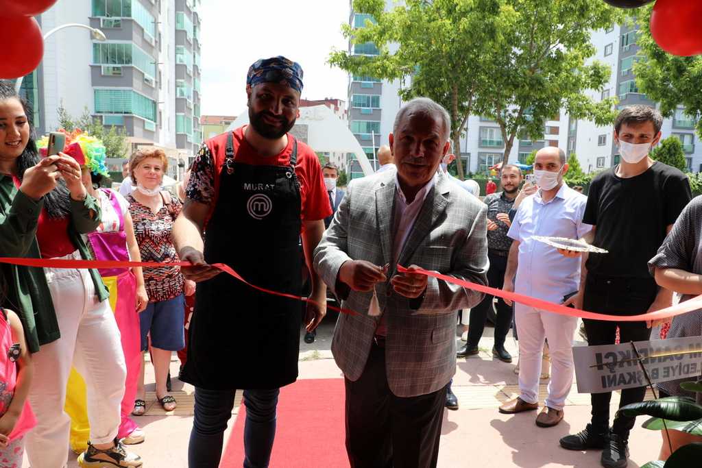 Master Chef yarışmacısı Murat Tokmak’ın işyeri açıldı