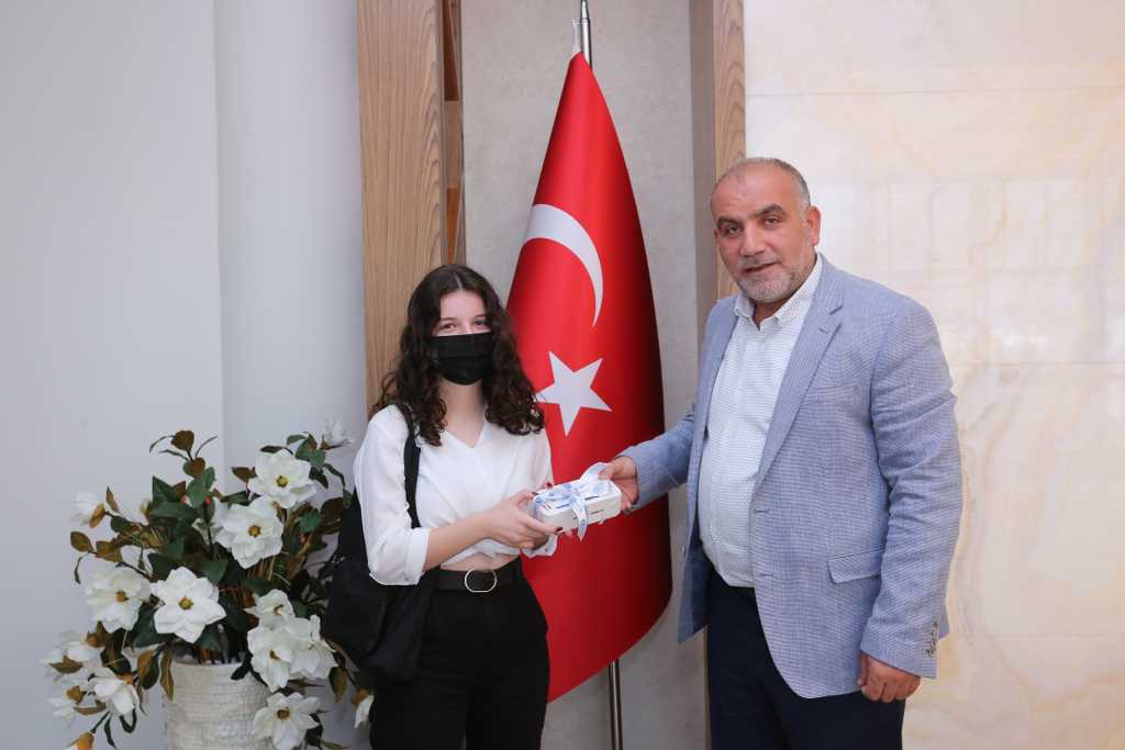 BAŞKAN SANDIKÇI YKS’DE DERECE YAPAN ÖĞRENCİLERİ ÖDÜLLENDİRDİ