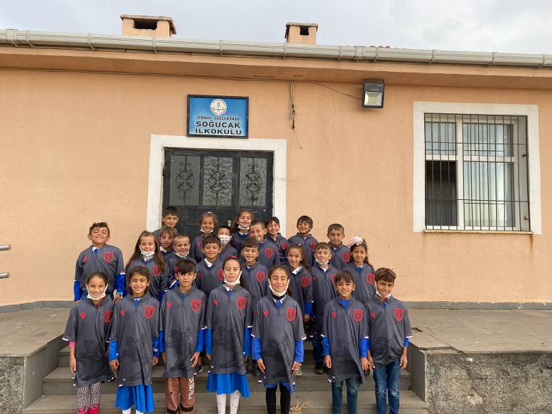 Samsunspor’dan köy okullarına Atatürk’lü forma