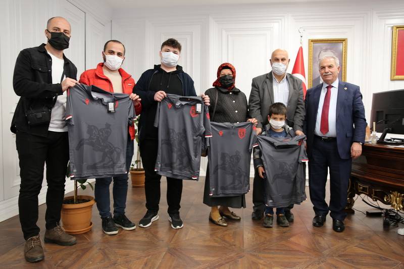 5 talihli Atatürk imzalı Samsunspor formasını teslim aldı