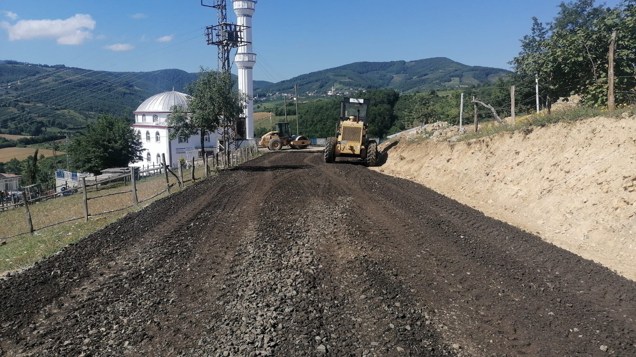 CANİK’TE YOL ÇALIŞMALARI SÜRÜYOR