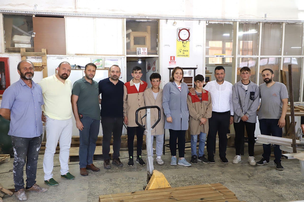 PİKNİK MASALARI ÖĞRENCİLERDEN