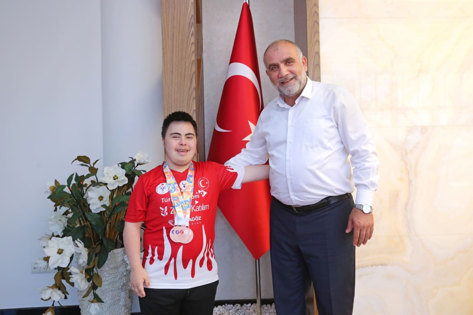 İBRAHİM SANDIKÇI MİLLİ SPORCUYU AĞIRLADI