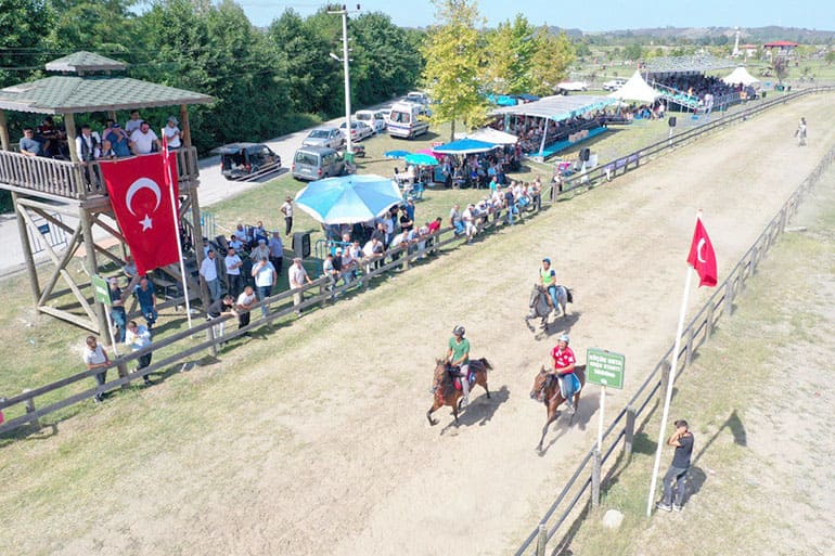 ÇARŞAMBA GELENEKSEL RAHVAN AT YARIŞLARI’NDA KIYASIYA REKABET