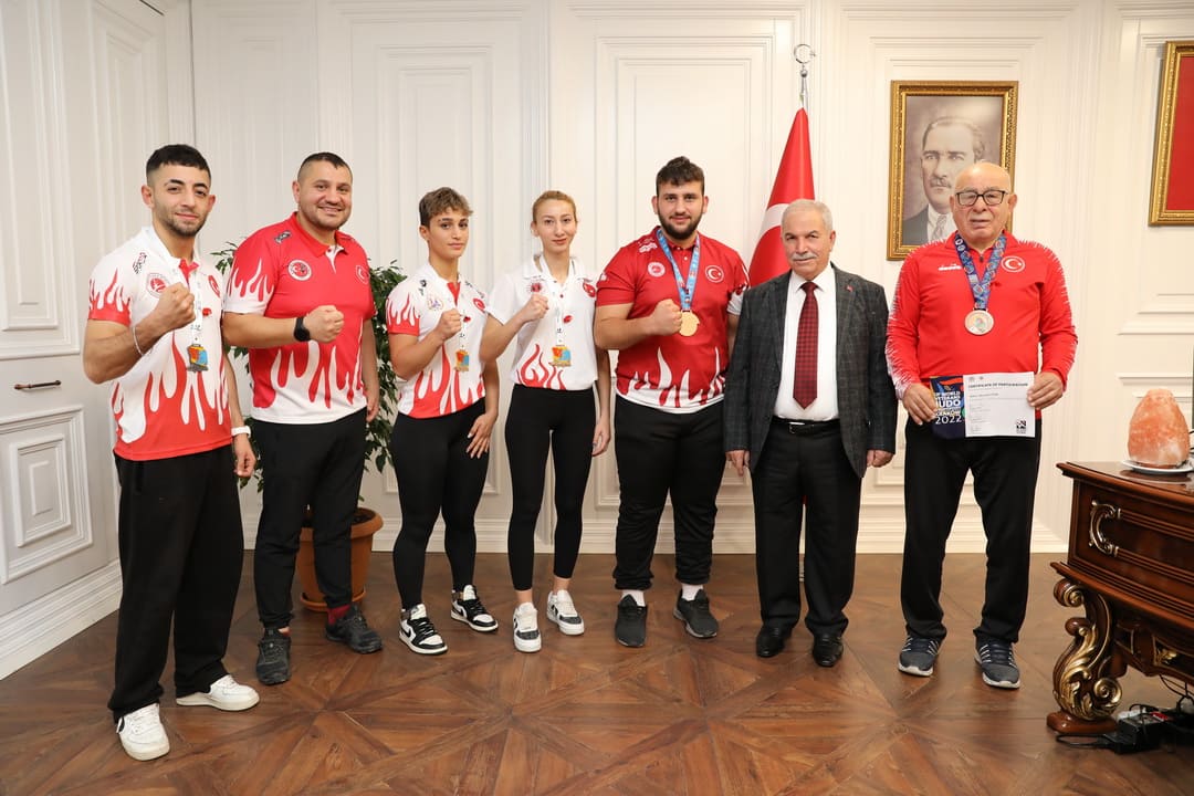 DÜNYA ŞAMPİYONLARI ALTINLA ÖDÜLLENDİRİLDİ