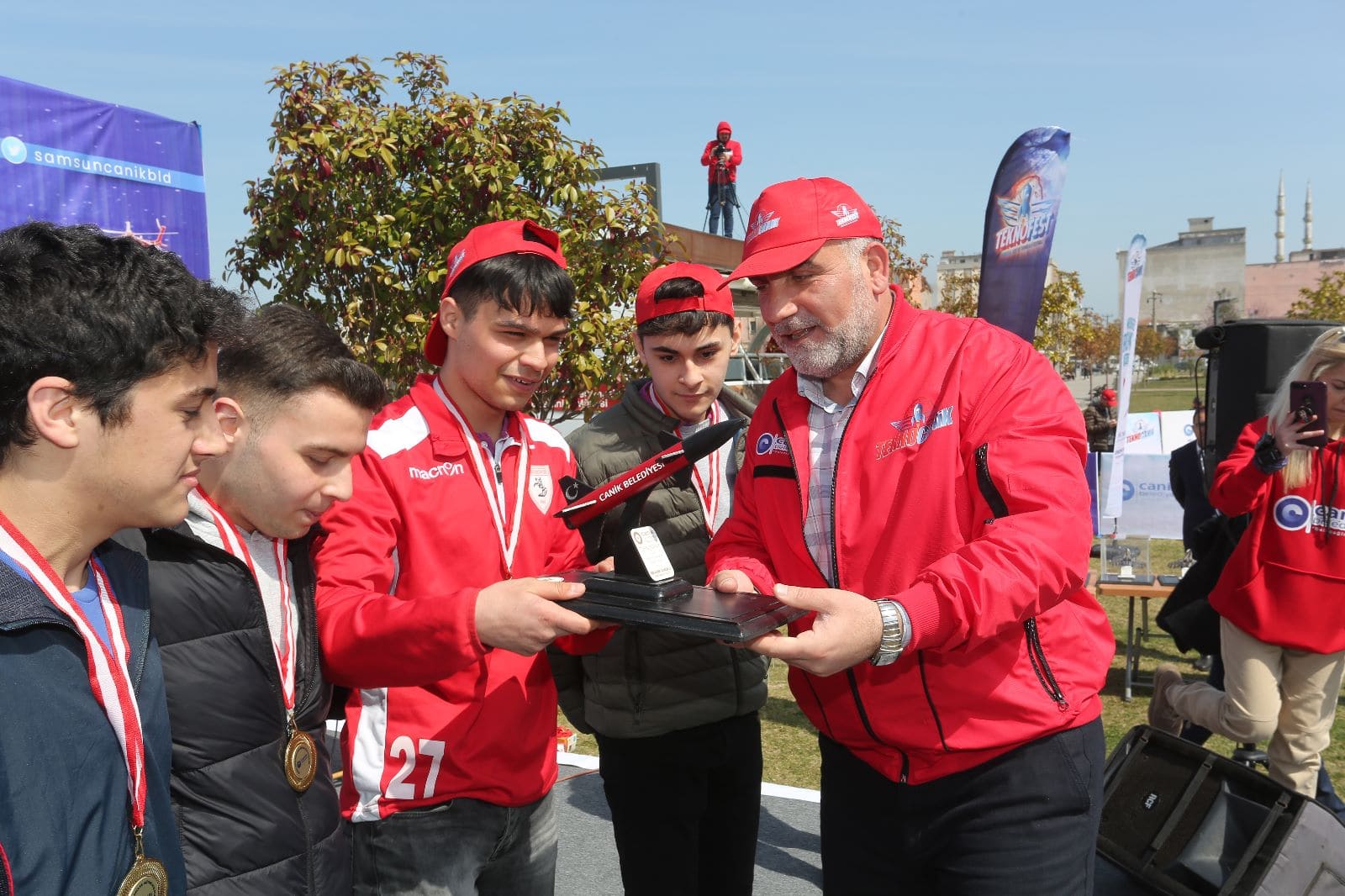 EĞİTİME YÜZDE YÜZ DESTEK