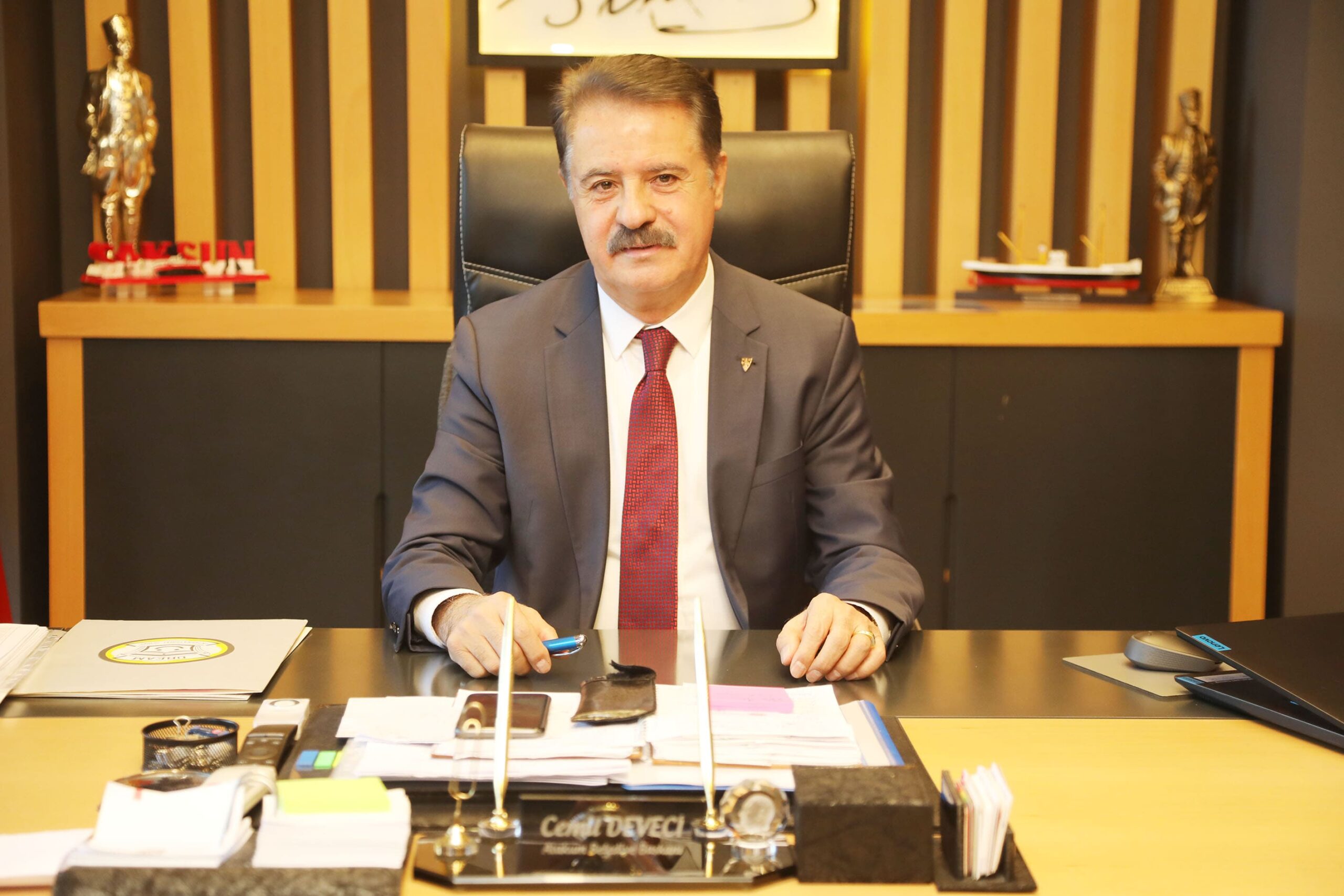 “AZİZ HATIRASI ÖNÜNDE SAYGIYLA EĞİLİYORUM”