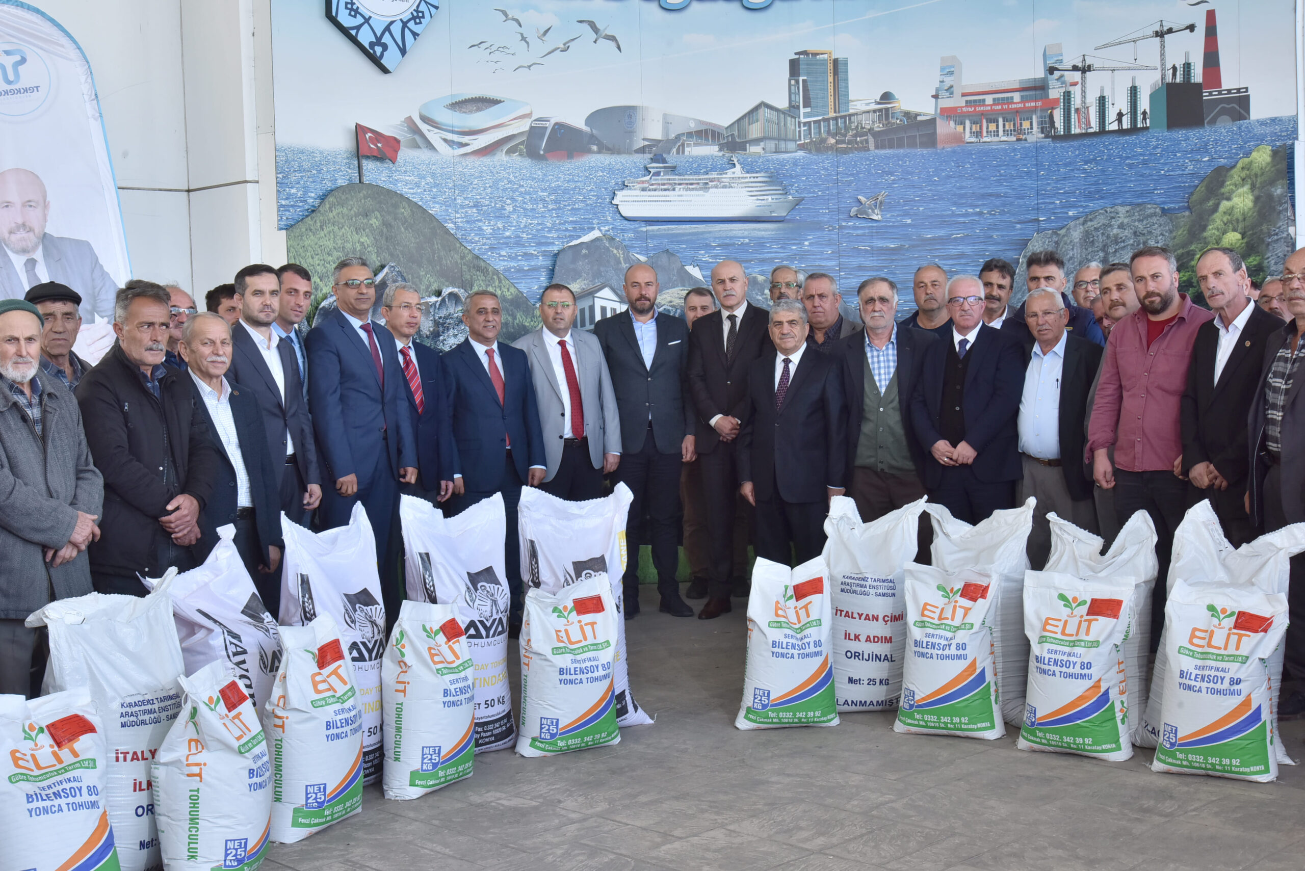TEKKEKÖY’DE ÜRETİCİYE TOHUM DAĞITIMI