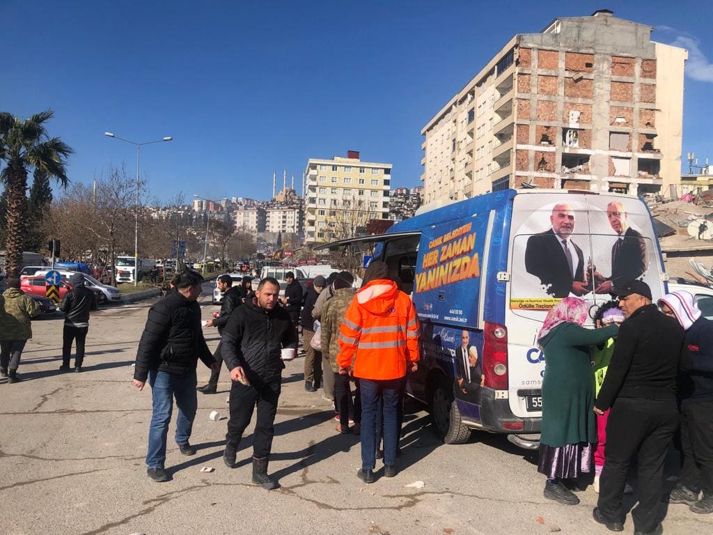‘CAK’ ENKAZ ALTINDA KALAN VATANDAŞI KURTARDI