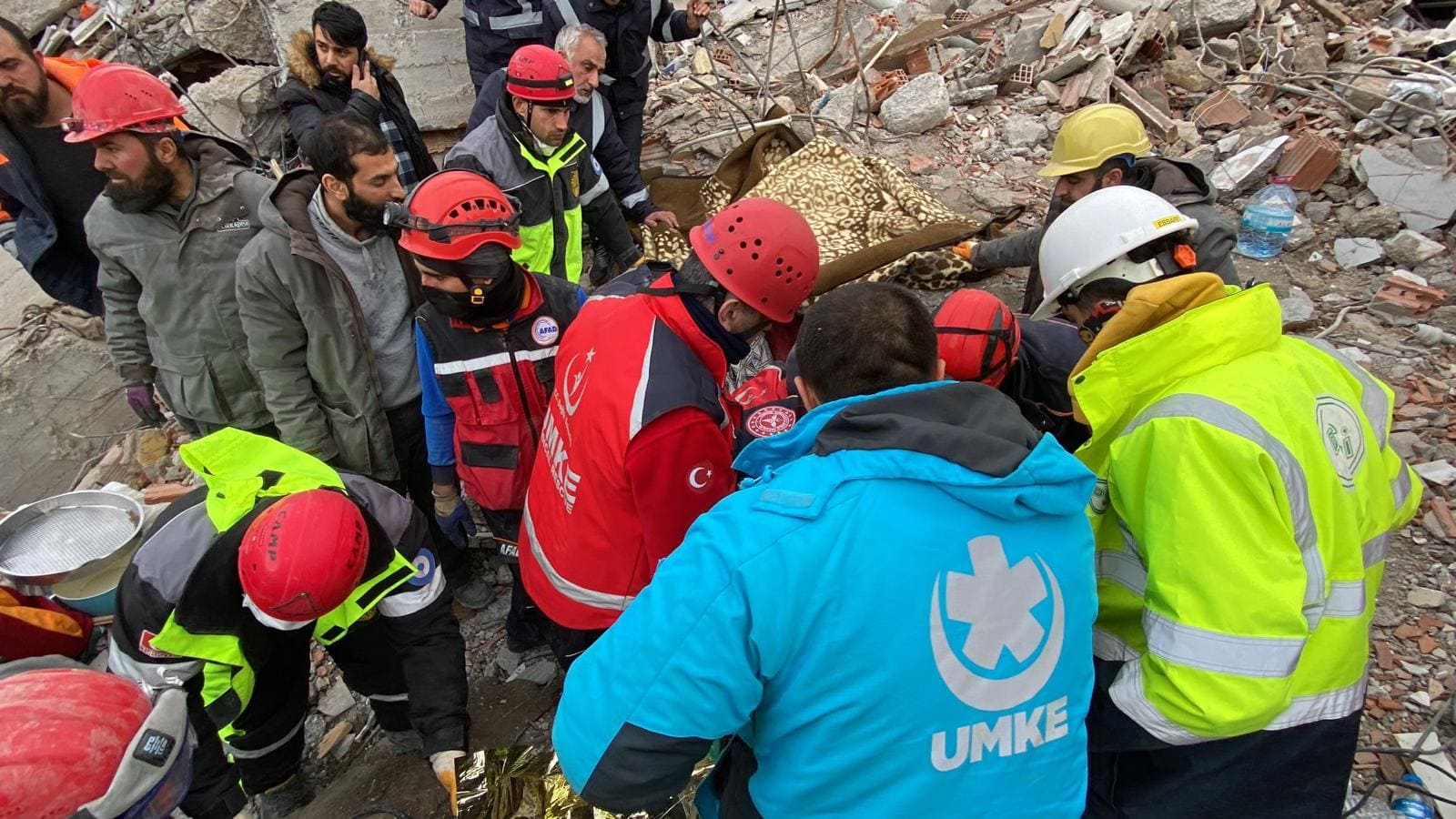 108 SAAT SONRA SAĞ OLARAK KURTARDI